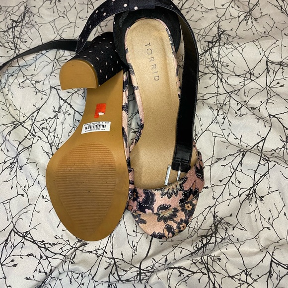 Wide width heels size 8 - Picture 2 of 2